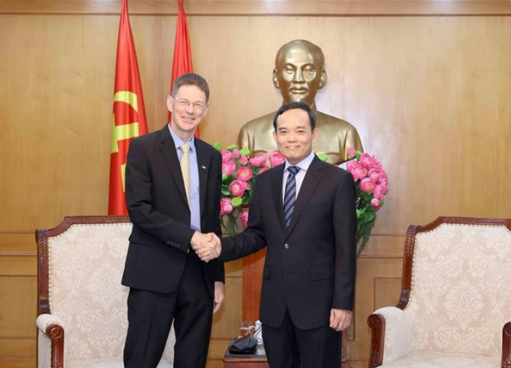 Vietnam pledges support for AES investment in green energy